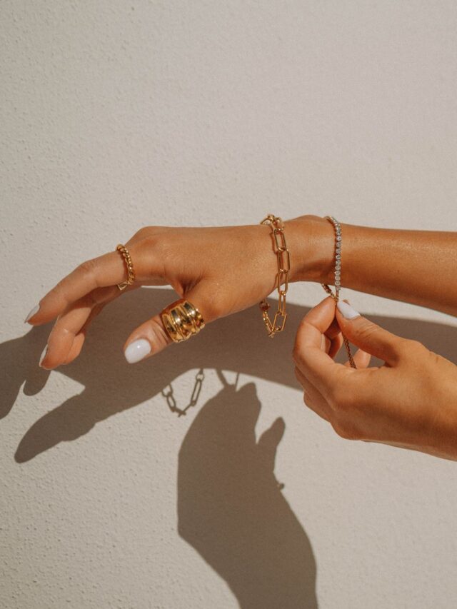 braços com semijoias