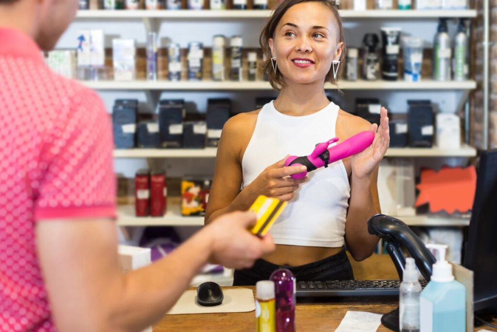 vendedora de sex shop com vibrador na mão