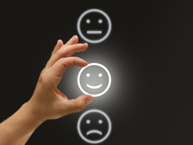 ilustração de emojis para ilustrar avaliação positiva de atendimento ao cliente