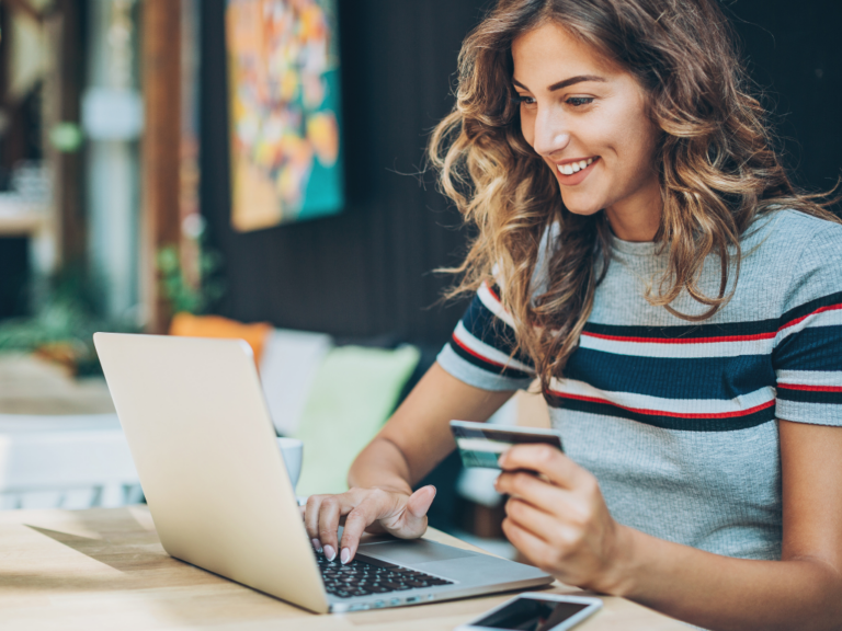mulher fazendo compras com cnpj mei