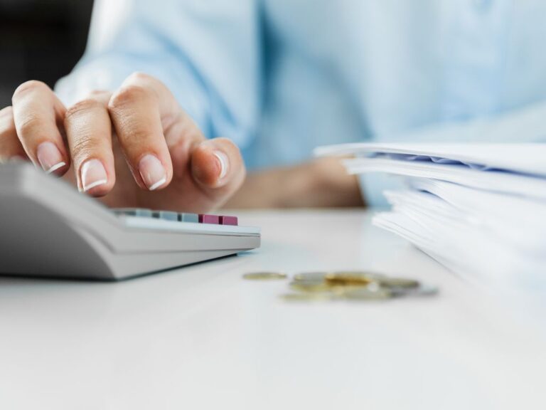 mulher calculando o limite de venda para mei