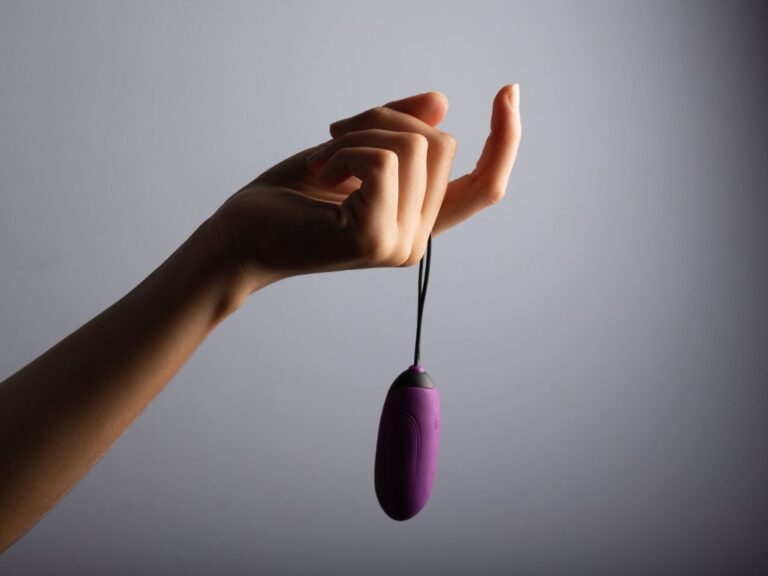 mão segurando um vibrador bullet para ilustrar um post sobre vender bullet