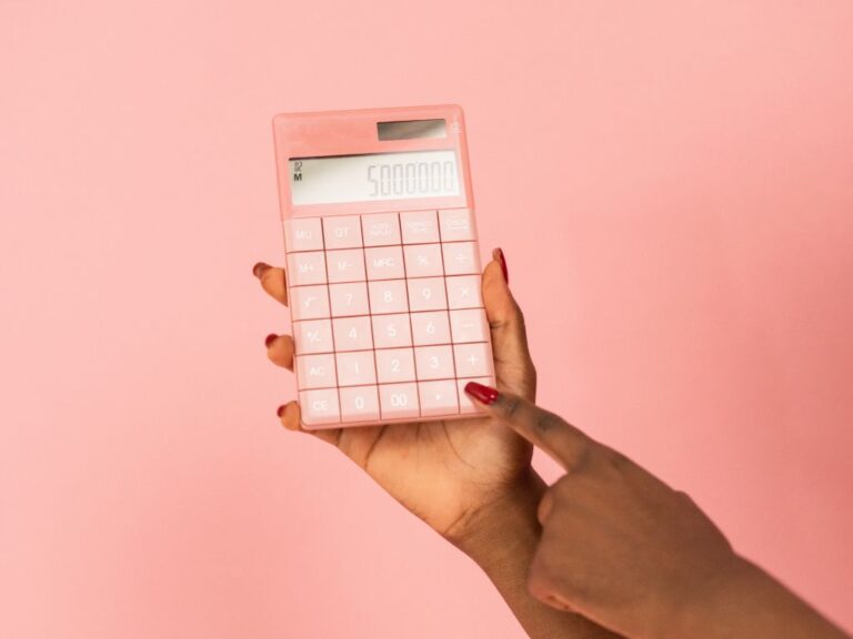 mulher com calculadora na mãe para ilustrar um post sobre o que é marckup