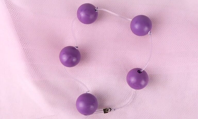 bolinhas de pompoarismo roxas em um fundo rosa