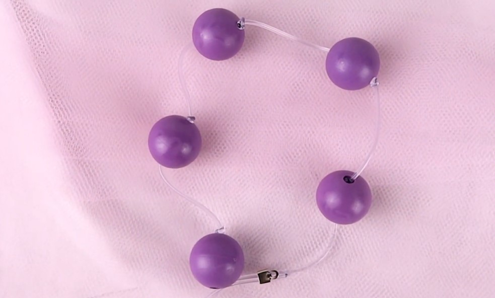 bolinhas de pompoarismo roxas em um fundo rosa