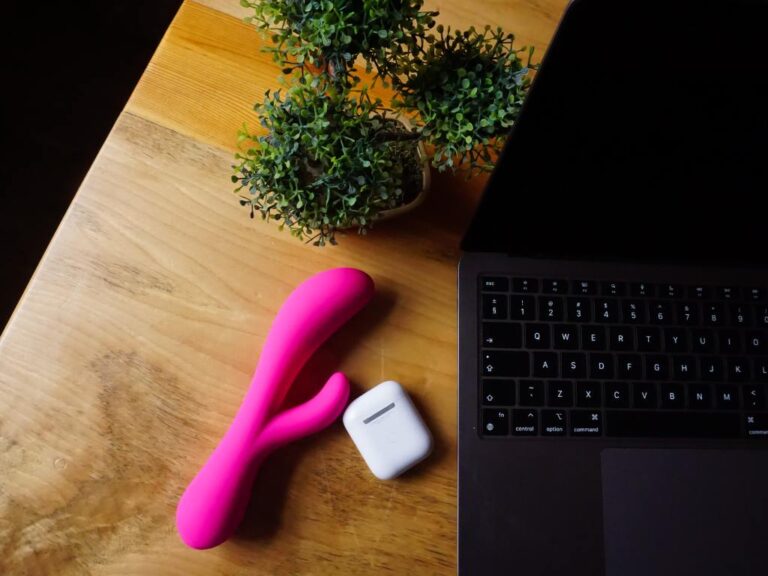 Vibrador ao lado de computadores
