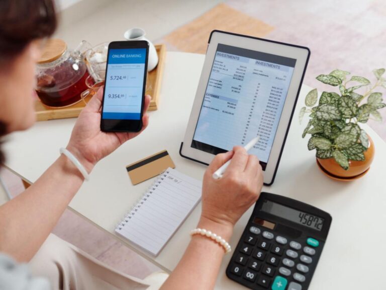 Mulher fazendo contabilidade para seu negócio