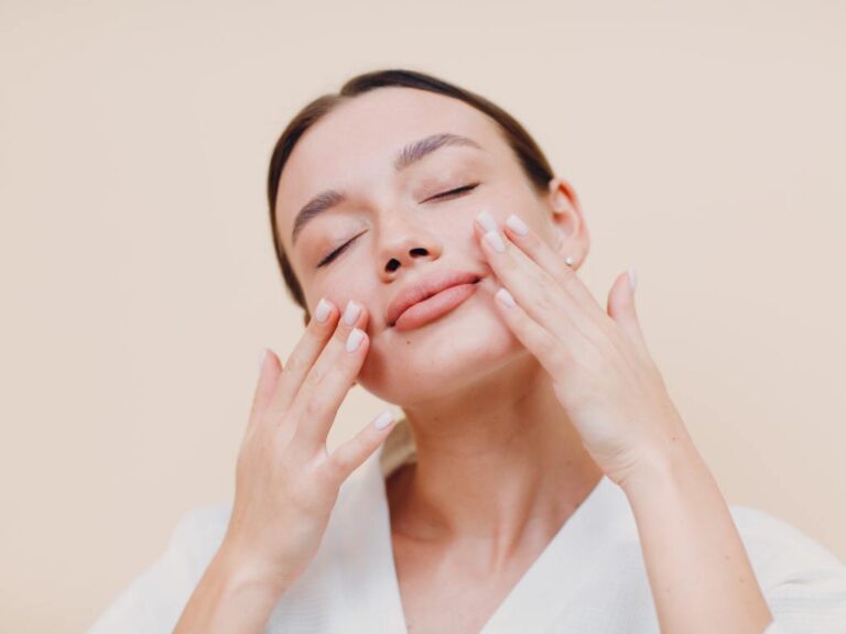 Mulher usando creme no rosto