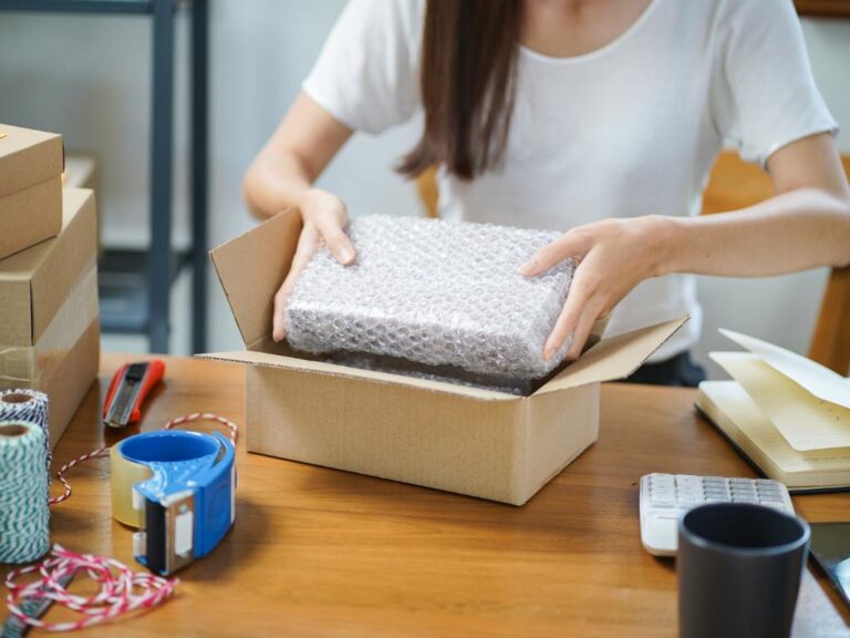 Mulher colocando produtos dentro de pacote