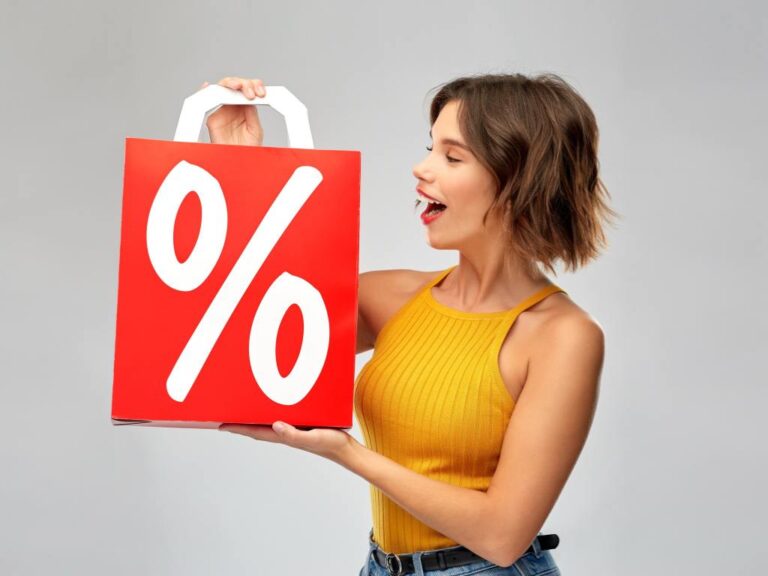 Mulher segurando sacola com porcentagem de desconto