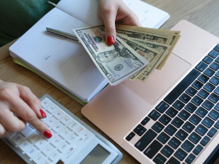 Mulher contando lucro do mês