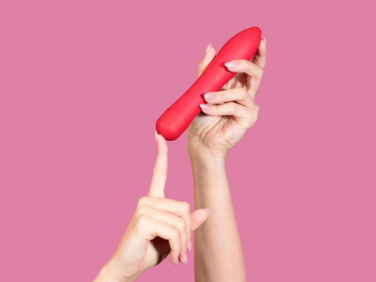 Pessoa segurando brinquedo erótico