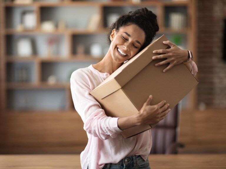 Mulher segurando caixa feliz