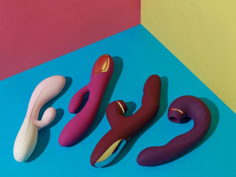 Vibradores variados em um fundo colorido
