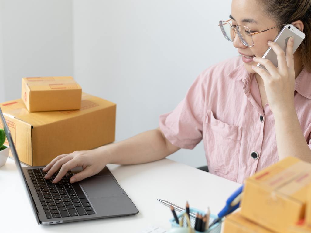 Mulher no computador ligando para cliente