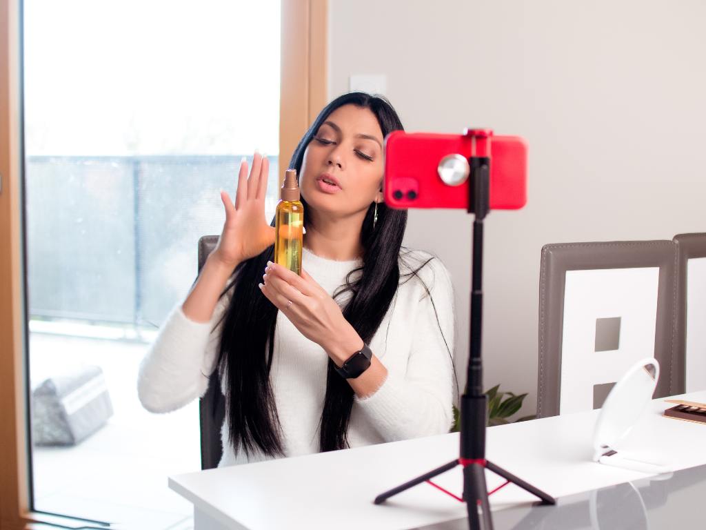 Influencer apresentando produto de parceria