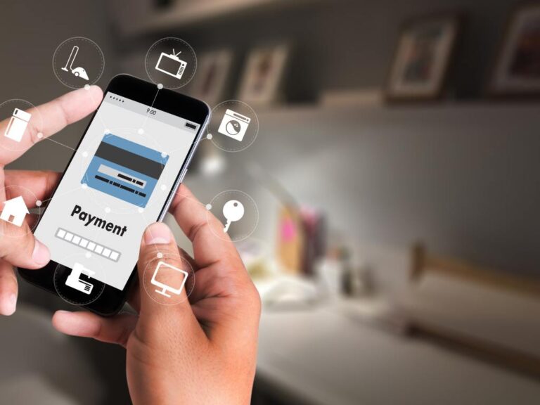 Pessoa usando celular para pagamento