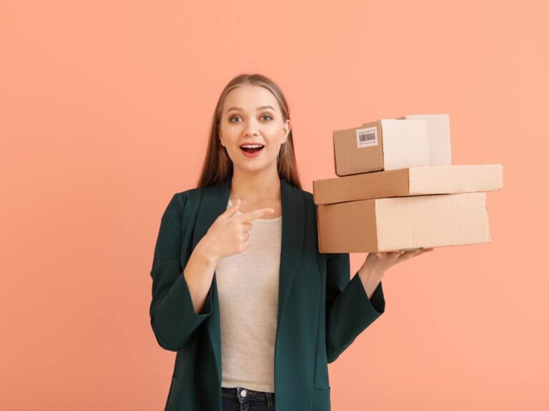 Mulher segurando caixas