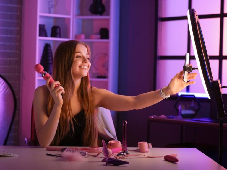 Mulher com sex toys mostrando para camera