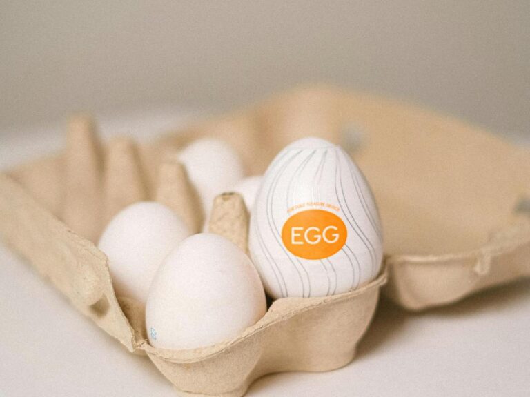 Egg masturbador dentro de caixa de ovos