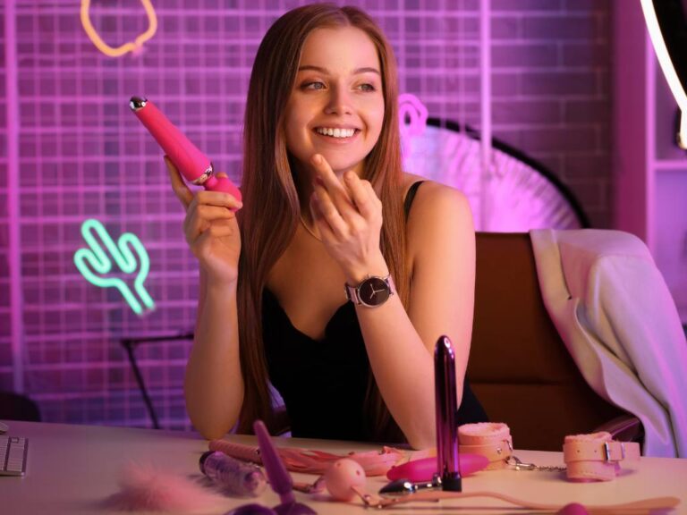 Mulher mostrando produtos de sex shop