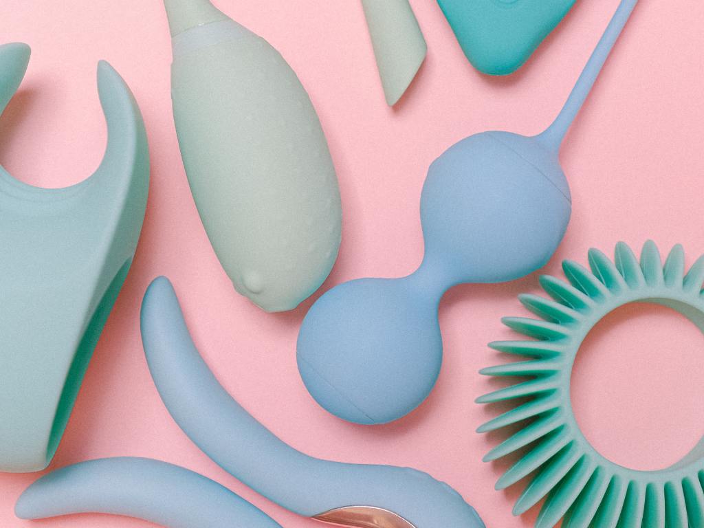 Brinquedos eróticos variados espalhados