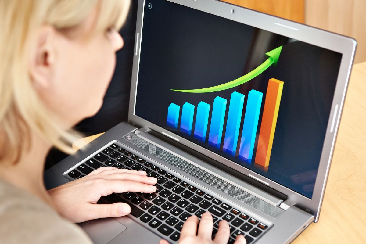 mulher olhando gráfico no notebook