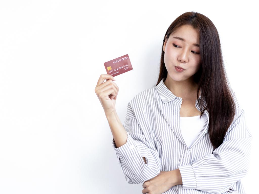 Mulher segurando cartão de crédito