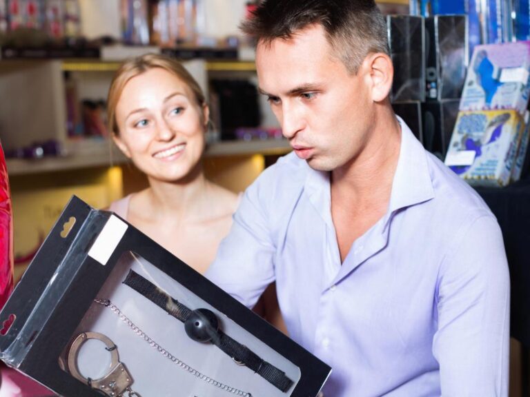 Revendedora apresentando produtos para cliente