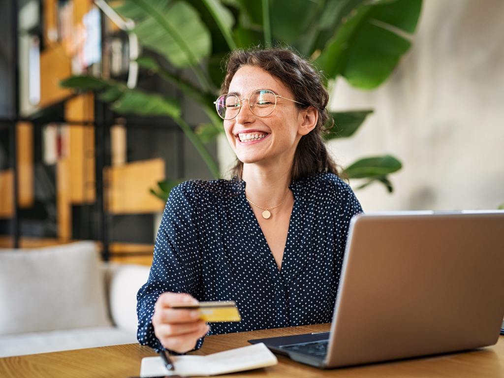 Mulher usando linhas de crédito