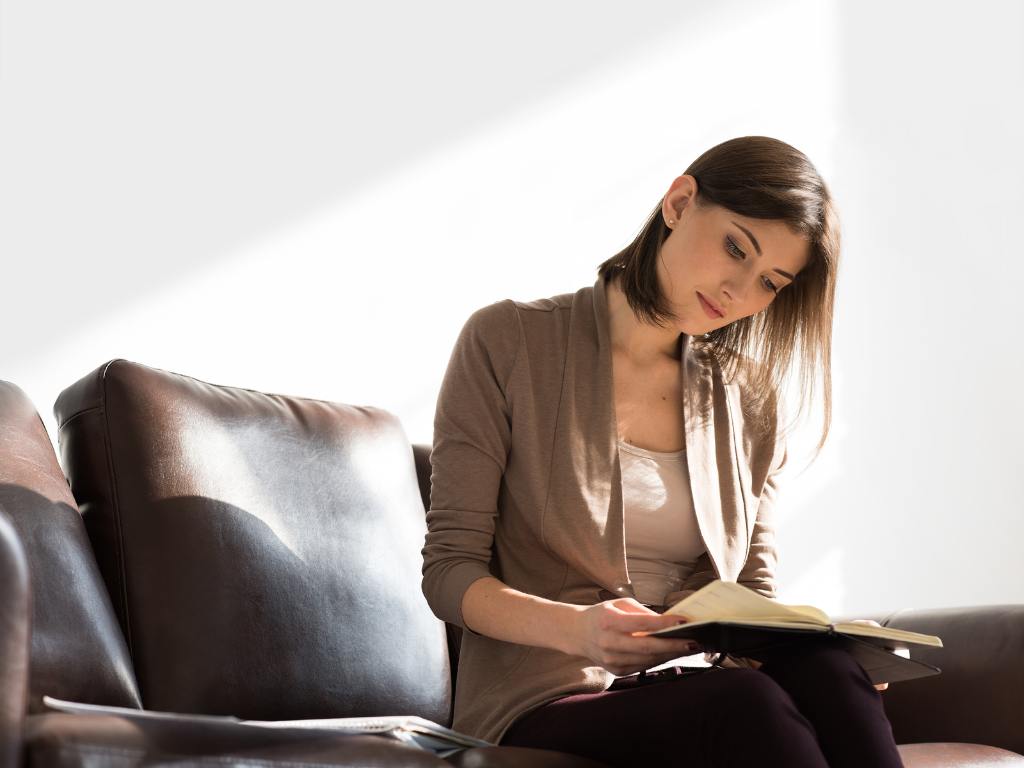 Mulher fazendo plano de negócios