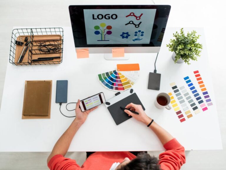 Pessoa criando logotipo