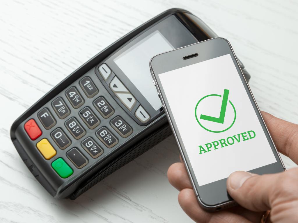 celular e maquininha de cartão