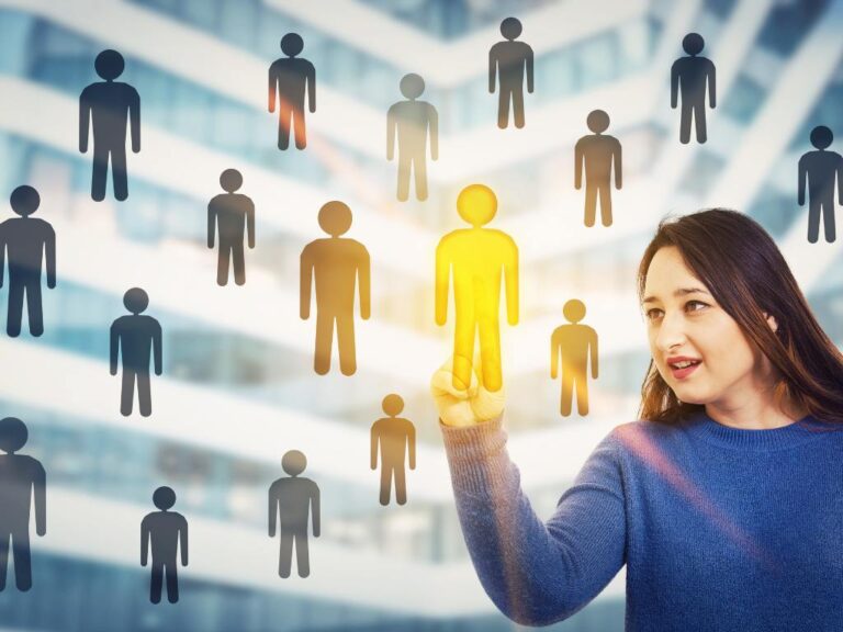 Mulher selecionando tipos de clientes