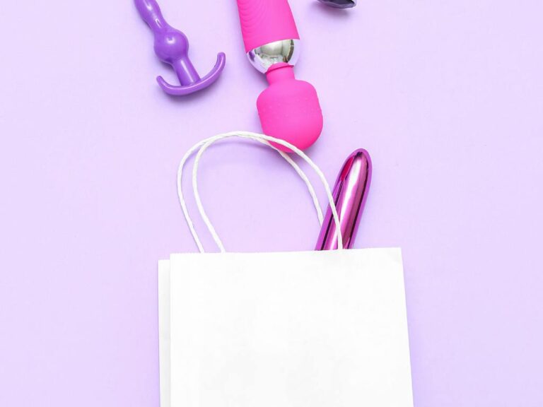 Produtos de sex shop dentro de sacola