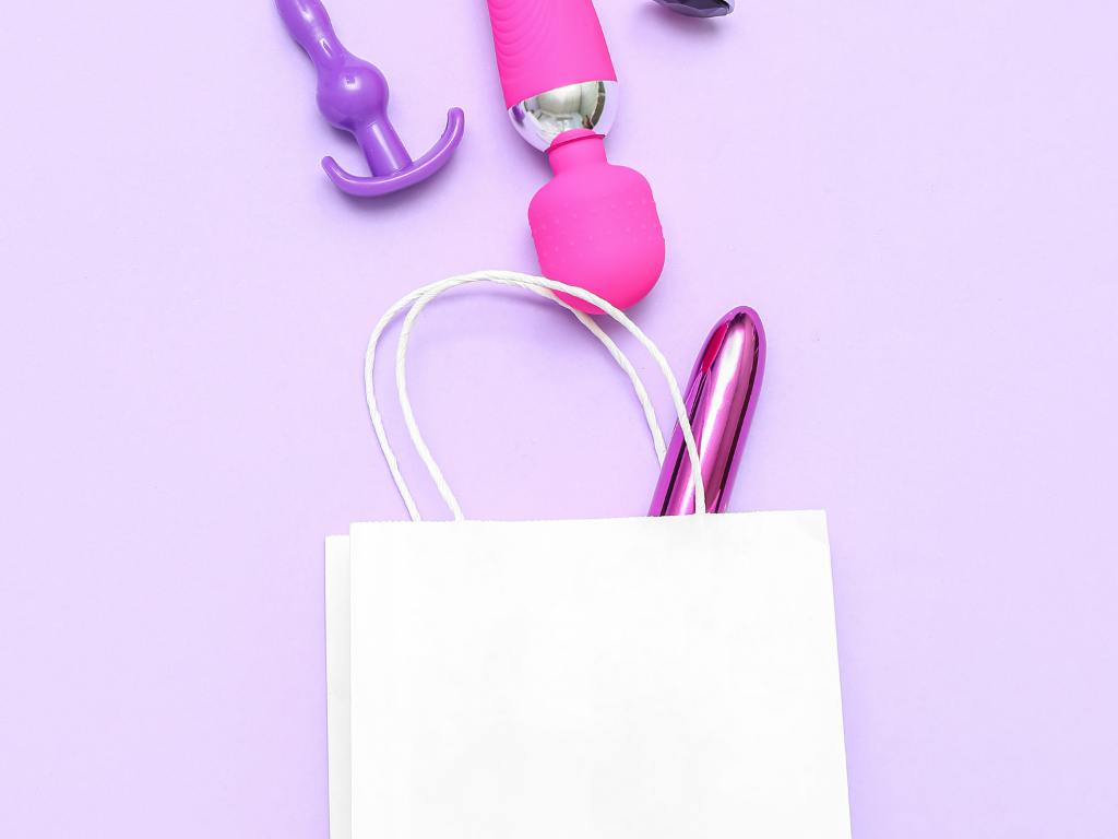 Produtos de sex shop dentro de sacola
