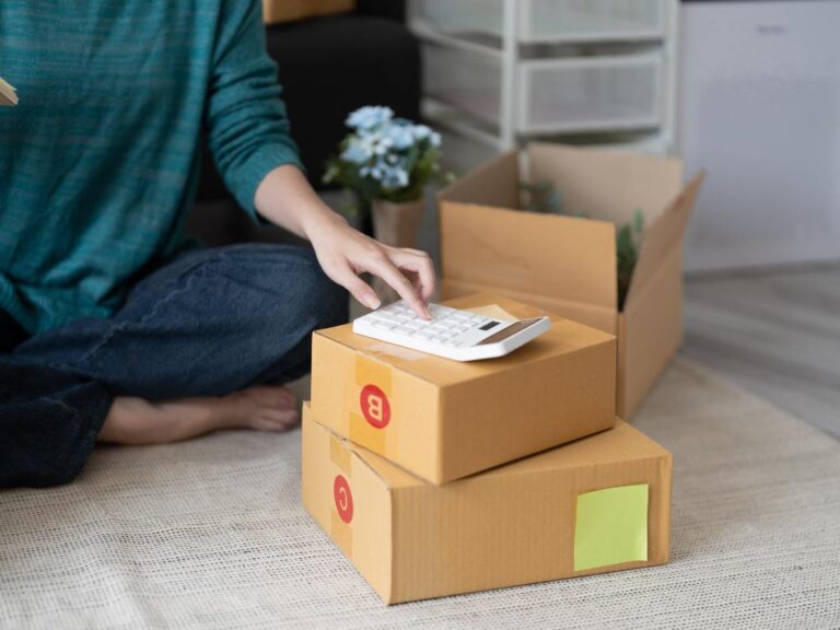 Mulher com seu estoque de produtos