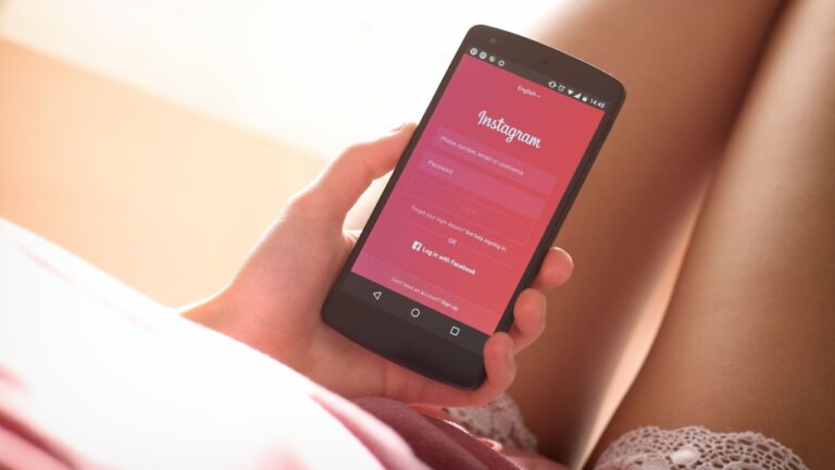 mulher usando instagram