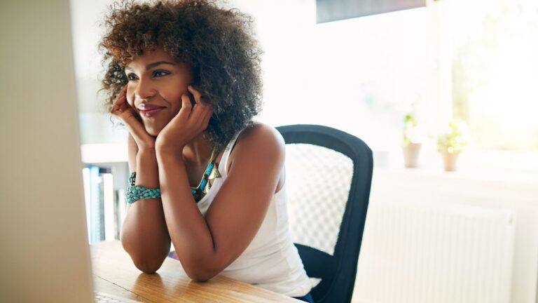 mulher no computador usando tik tok shop