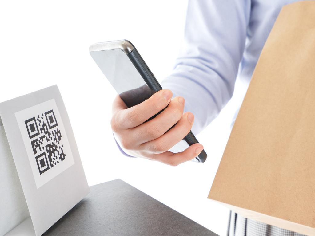 Pessoa pagando com qr code pix