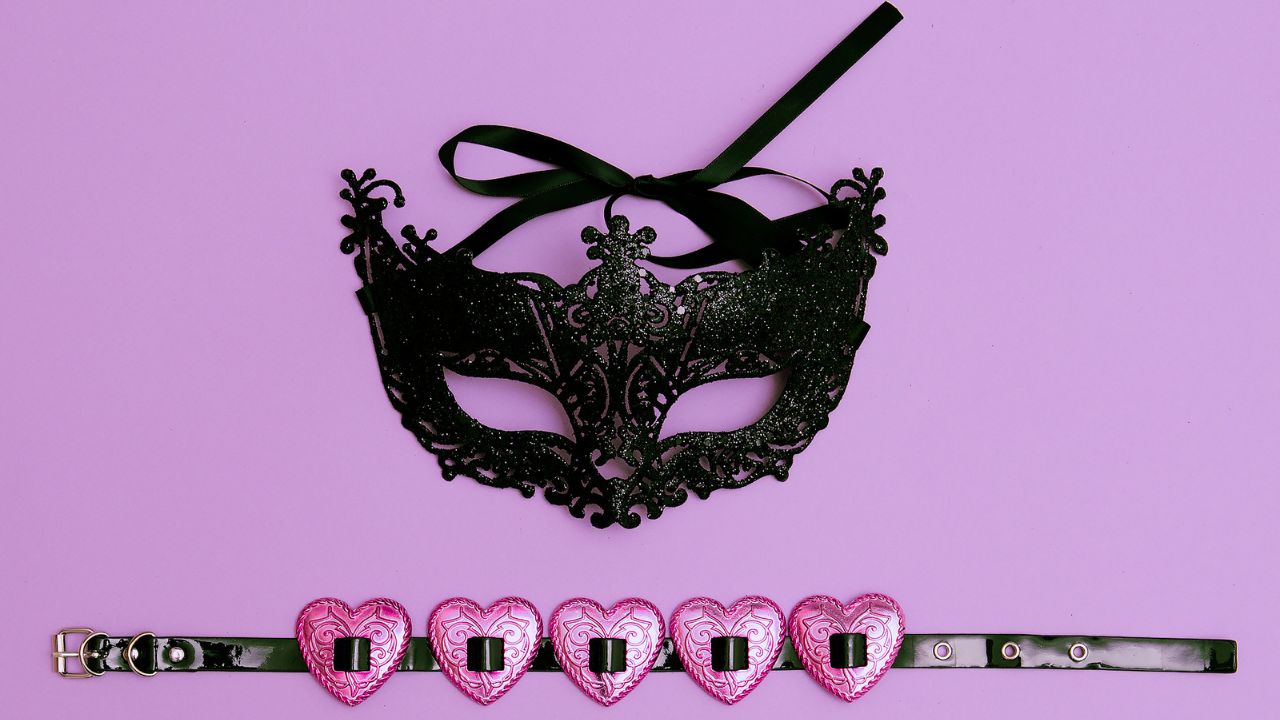 máscara e coleira para fetiche