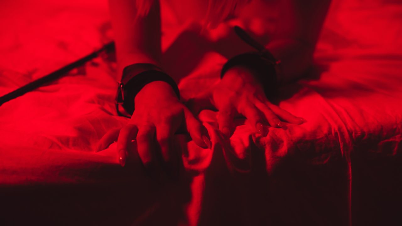 braços de uma pessoa com algema para praticar bdsm