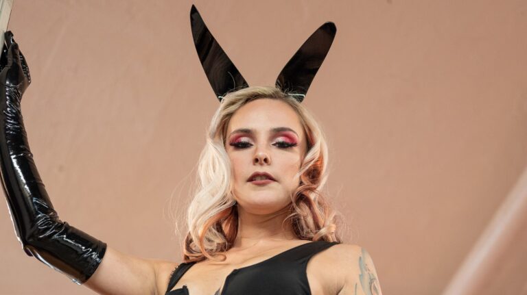 mulher vestida com fantasia sensual de coelhinha