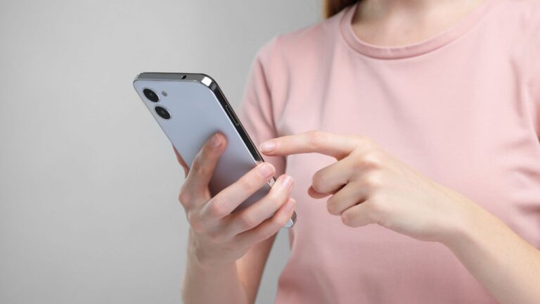 revendedora enviando mensagem de cobrança