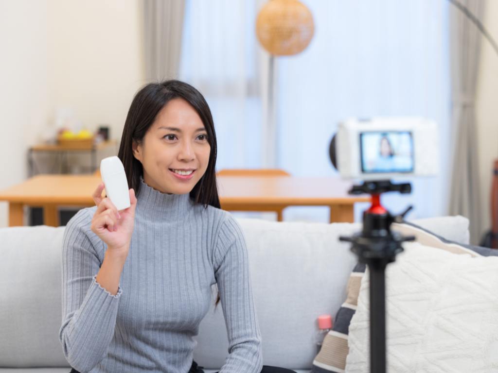 Mulher apresentando produto