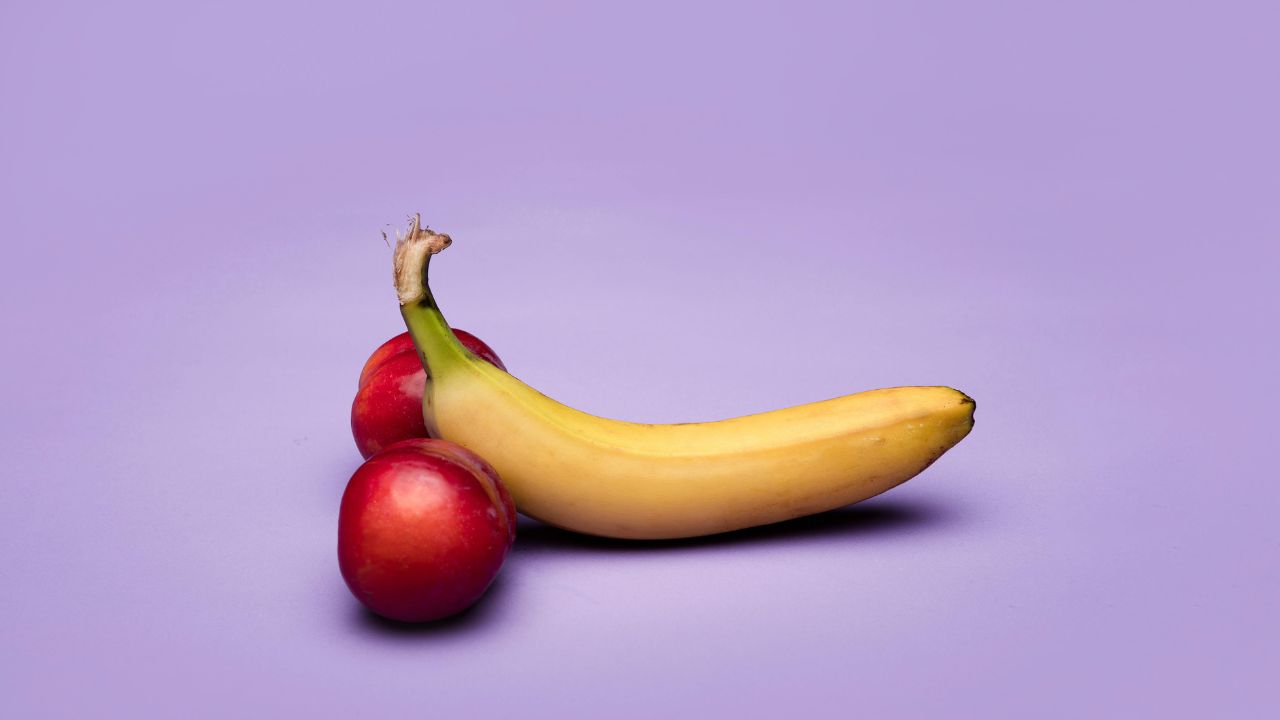 banana e ameixas representando pênis