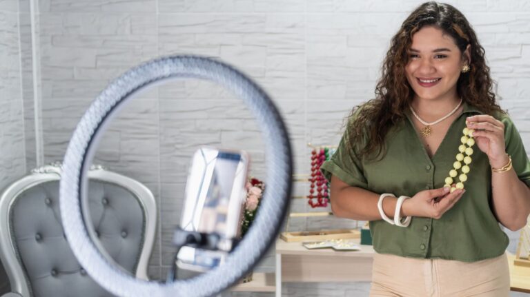 mulher gravando víde para vender colar de pérola de sex shop