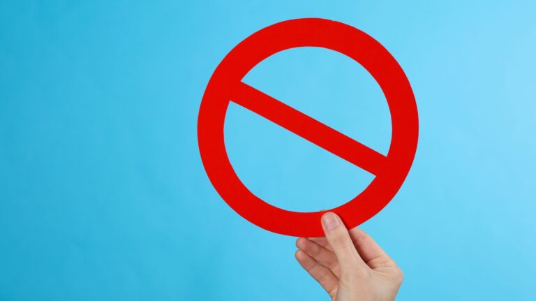 sinal de proibido para ilustrar um post sobre frases proibidas no atendimento de sex shop