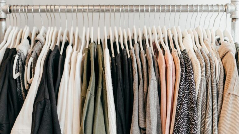 roupas em cabides